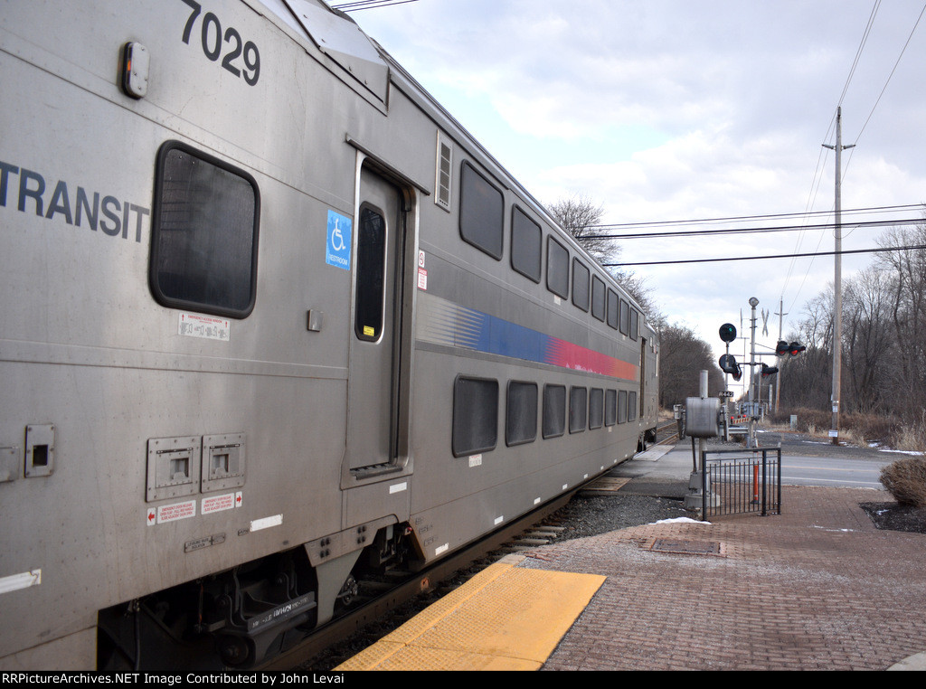 Green signal shining for NJT Train # 5742 just before departure from White House Station   